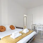 Golden House - 1bdr Apt, 10min To Center-100mt Metroa - 2-4 Pax - A-c Lägenhet Rom